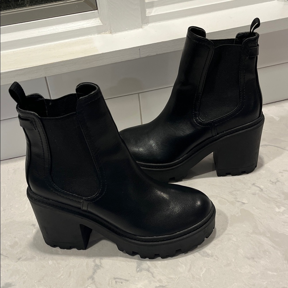 Urban Outfitters - Size 6 - Black Boots - very good condition